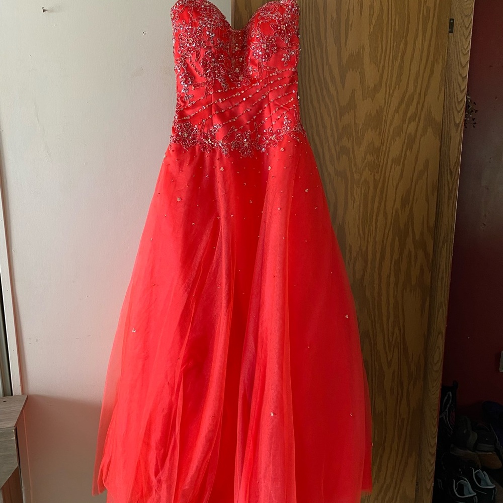 Worn once, this is a size 0-2 and ready for wearing